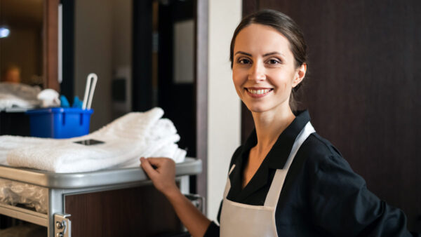 Vesi helmeilee laatoituksella nanopinnoitteen ansiosta.